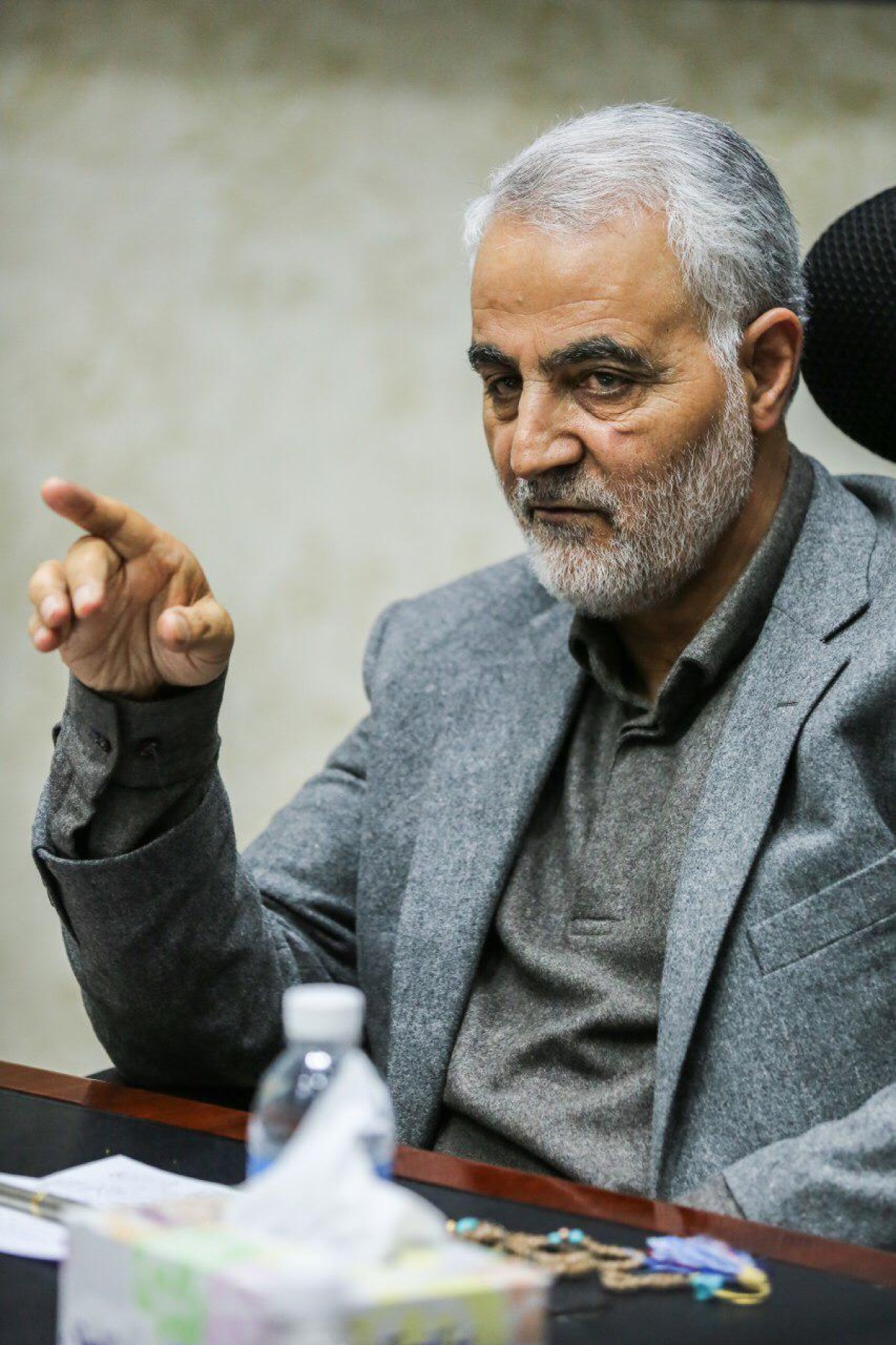 مخالف میڈیا بھی ایرانی جنرل کو ان کے سلوک کی وجہ سے سرخیوں میں لانے پر مجبور تها
