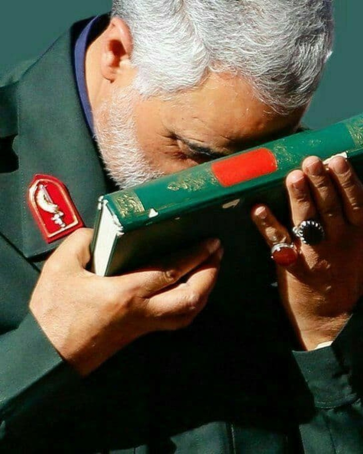  ” الجنرال الإيراني الذي ملأ الفراغ الديني في العلاقات الدولية “