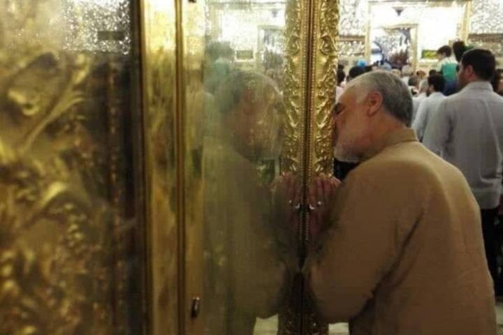 Martyr Haj Qasem Soleimani in the shrine of Imam Reza