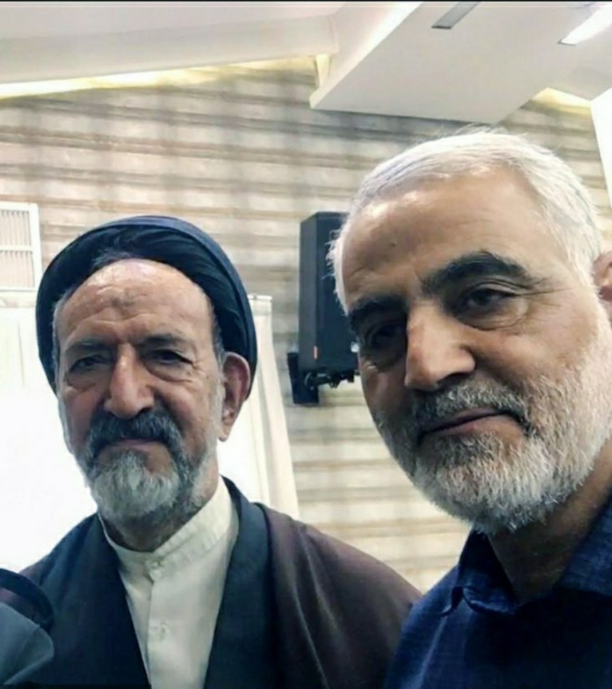  A picture of Haj Qasem Soleimani and Hojjatoleslam Seyed Mahmoud Do’i.