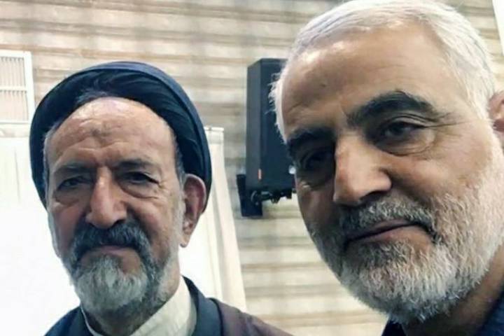  A picture of Haj Qasem Soleimani and Hojjatoleslam Seyed Mahmoud Do’i.