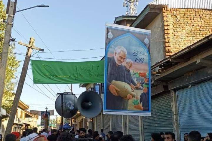  ” رفع صورة قادة النصر في المواكب الحسينية في مدينة كشمير غرب الهند “