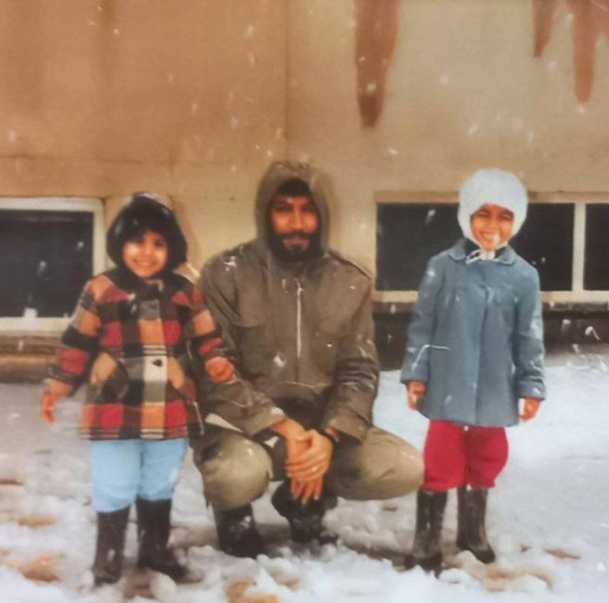شهید حاج ابومهدی المهندس به همراه دخترانش